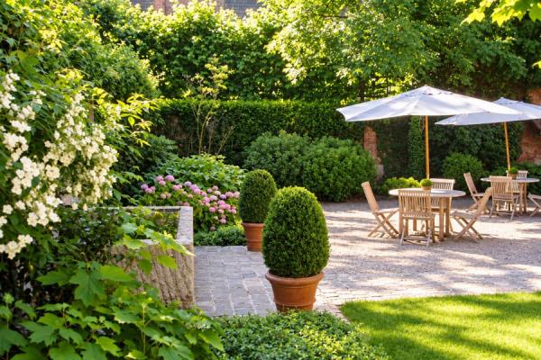 Zuidgerichte tuin en terras van De Moriaen