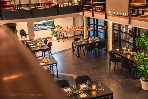 Zaal met balkon van Teaterhuyse