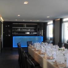 Kleinere zaal van De Kroon met gedekte tafel
