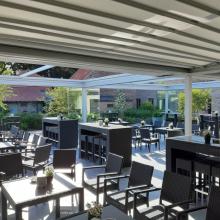 Overdekt terras met buitenbar bij De Kroon