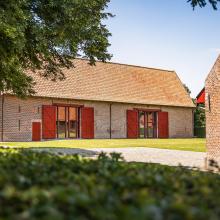 Klokhof met schuren en groene buitenruimte – fotografie WIT