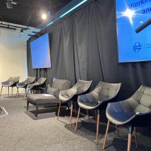 Foyer Park ingericht met podium en presentatieschermen