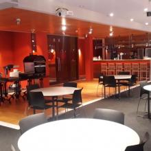 Eetruimte van De Max! met tafels en bar