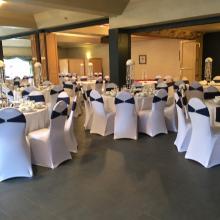 Feestzaal van De Molen met gedekte ronde tafels