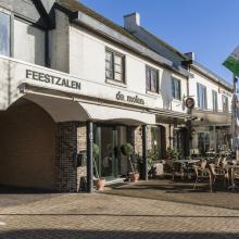 Voorgevel en terras van De Molen in Molenbeersel