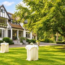 Gebouw en tuin van Salons ’t Groenhof