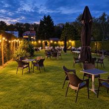 Tuin van De Vredezaal bij avond