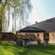 Tuin en terras naast de feestzaal