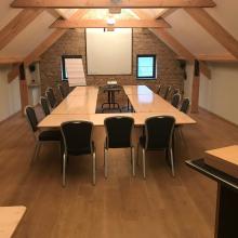 Vergaderzaal op de verdieping met beamer en flipchart
