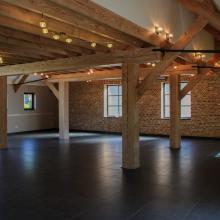 Grote zaal zonder tafels, met houten steunconstructie