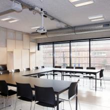 Vergaderzaal met tafels in U-opstelling bij De Punt