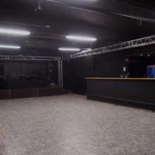 Lege evenementenruimte met toog en lichttruss