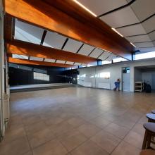 Lege zaal met podium en houten dakbalken